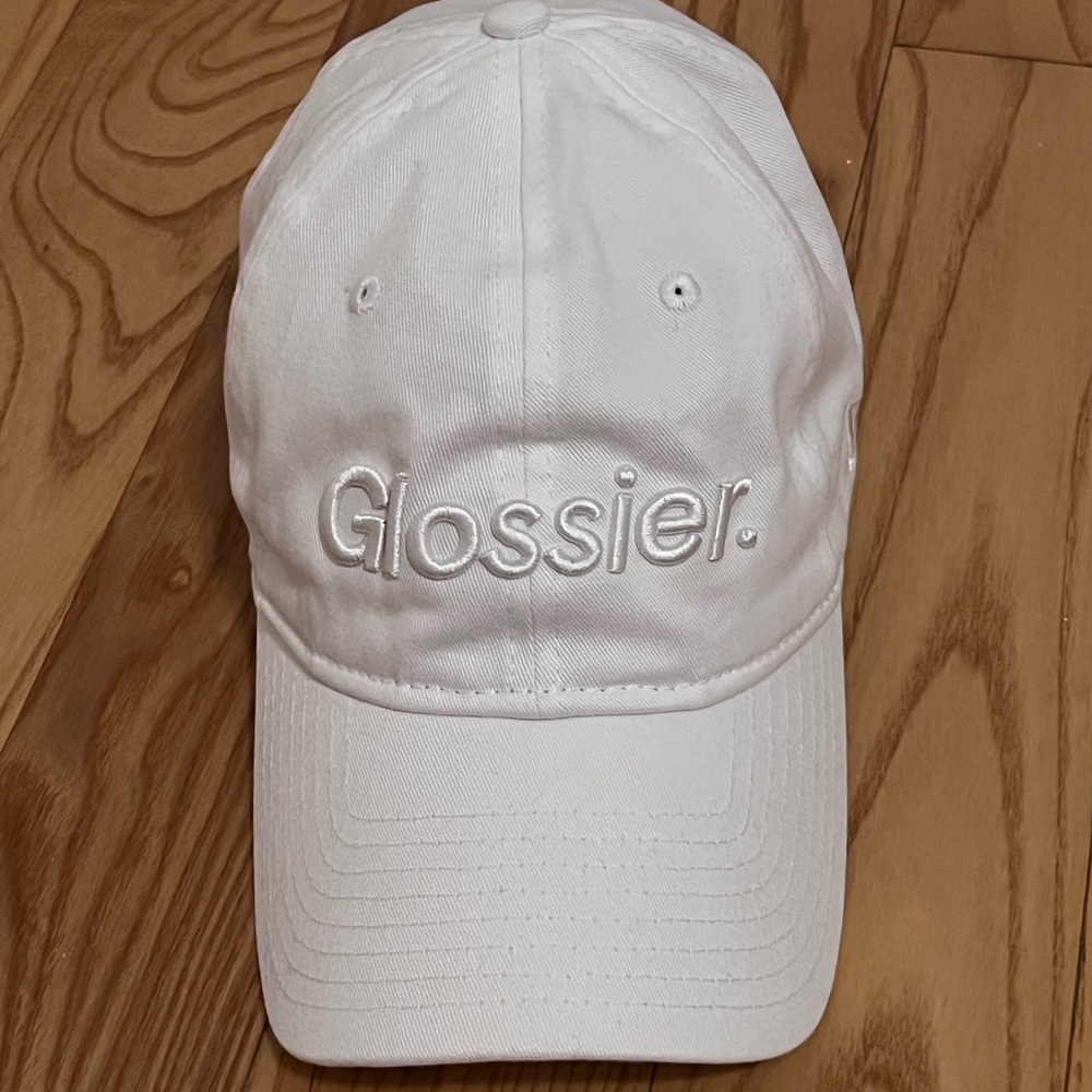 Crisp white, Brand New, Rare & Limited Edition Glossier ball cap OS fits most ⭐️